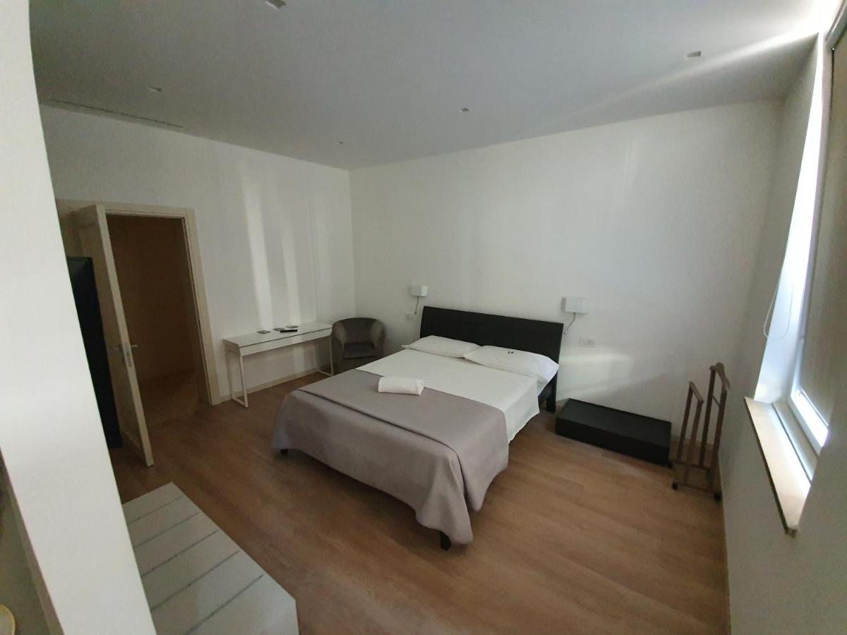 Mi Casa Es Tambien Tu Casa Vips Hotel เวโรนา ภายนอก รูปภาพ